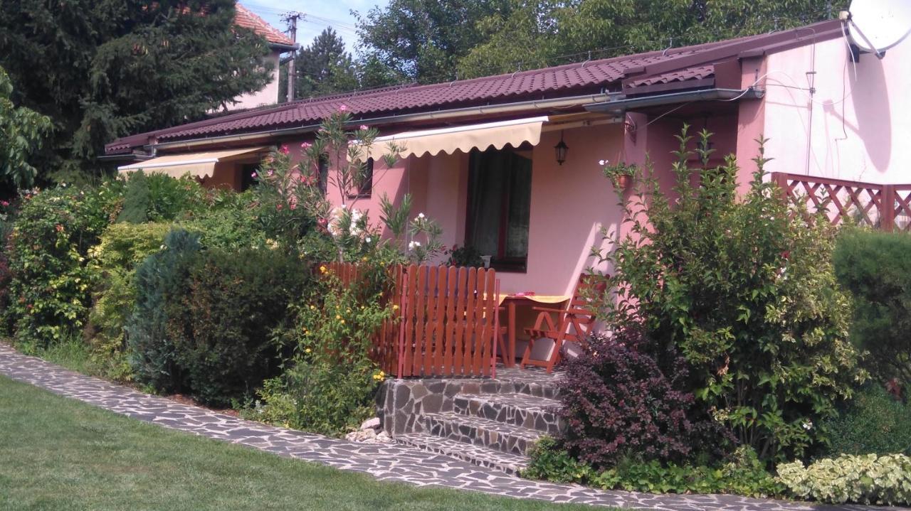 Bungalovy Natura Travnica Bagian luar foto